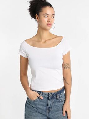 Aeropostale Women’s White Scoop Neck Cropped Tee